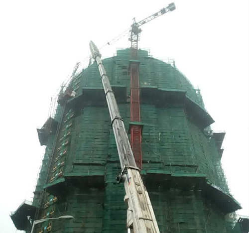 阳谷吊车在工地上作业